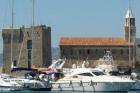 Acciaroli, Bed&Breakfast L'Incanto del mare chiesa di Acciaroli e torre normanna sul porto