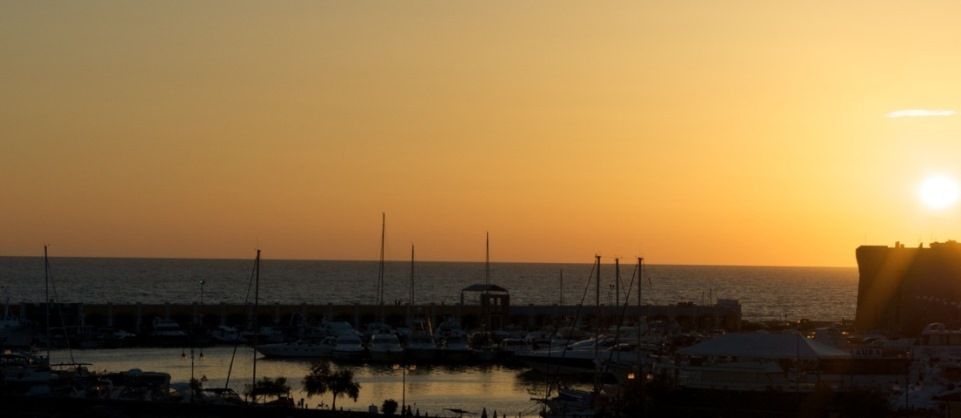 Tramonto torre normanna sul porto di Acciaroli. Prenota la tua vacanza. Hotel Acciaroli, cilento